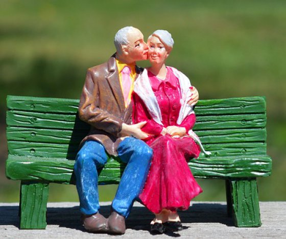 L'amour et la sexualité n'ont pas d'âge (Couple âgé sur un banc public ©Pixabay)