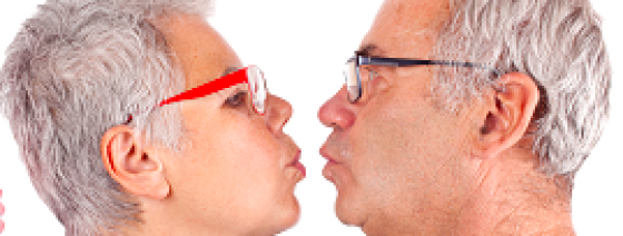 Couple senior qui s'embrasse - © DR